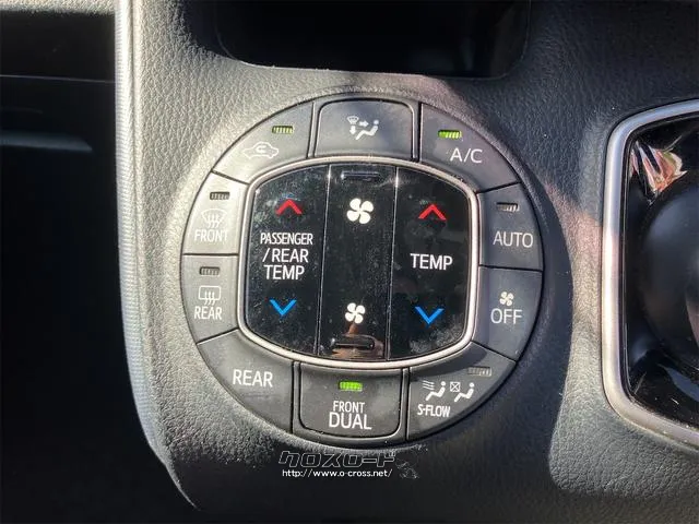 気温に合わせて直感的に操作することで、車内をいつでも快適に保てます。 トヨタ ノア