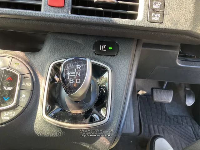 発進時や後退時に必ず操作するレバーです。操作のしやすさが肝になってきます。ぜひ一度体感してください。 トヨタ ノア