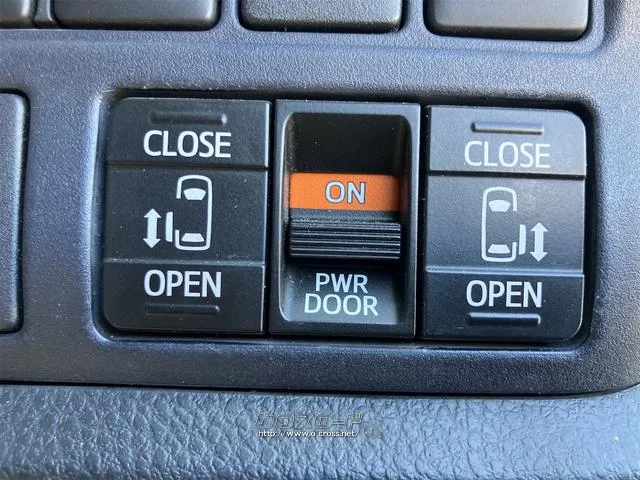 両側電動スライドドア装備!運転席よりボタン一つで開閉可能でございます。 トヨタ ノア