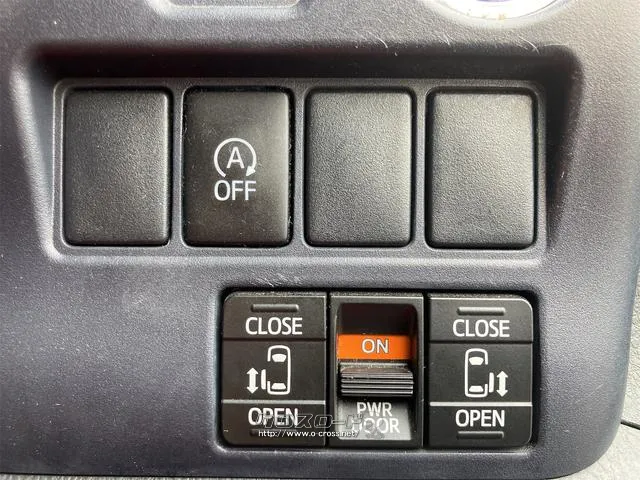 両側電動スライドドア!!荷物で手が塞がるなど簡単にドアの開閉が出来ます!何より力いらずで開閉OK!女性やお年寄りにも優しい。電動機能はOFFにもできますから元気なお子様の駆け出しも安心! トヨタ ヴォクシー