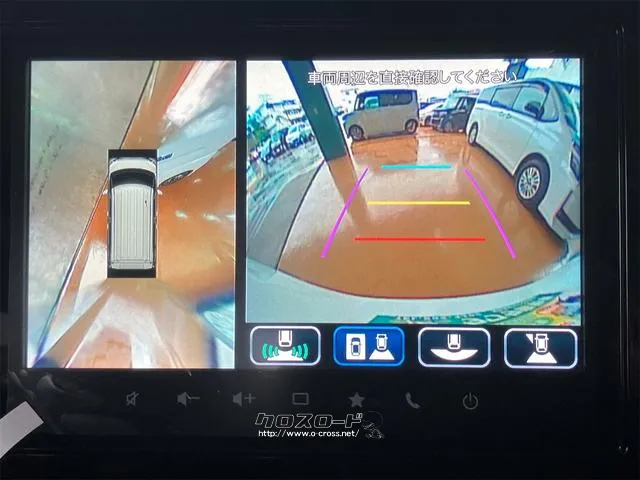 【全方位型モニター】クルマを上空から見下ろしているかのように、直感的に周囲の状況を把握できる全方位型モニター。狭い場所での駐車でも周囲が映像で確認できます。 スズキ スペーシア
