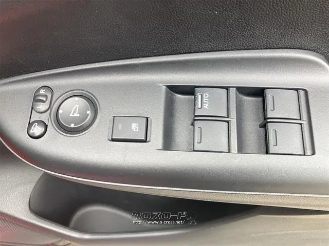 パワーウィンドウのスイッチですよ。運転席に居ながら窓を開け閉めのコントロールできますよ。 ホンダ フィットハイブリッド