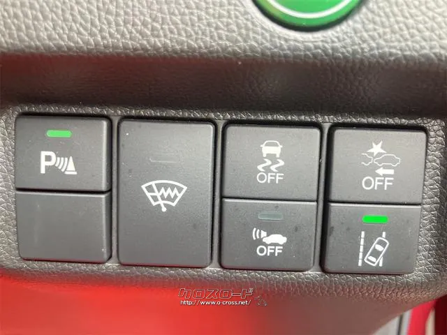 【レーンアシスト】走行中にカメラで車線を認識し、車線を逸脱しそうなときに警報を発したり、さらに進んでステアリング補正を行ったりする機能。 ホンダ フィットハイブリッド