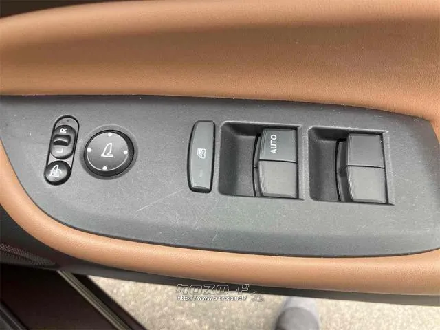 パワーウィンドウのスイッチですよ。運転席に居ながら窓を開け閉めのコントロールできますよ。 ホンダ フィット