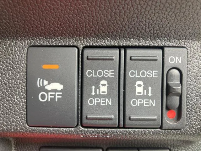 両側電動スライドドア!!荷物で手が塞がるなど簡単にドアの開閉が出来ます!何より力いらずで開閉OK!女性やお年寄りにも優しい。電動機能はOFFにもできますから元気なお子様の駆け出しも安心! ホンダ フリードハイブリッド