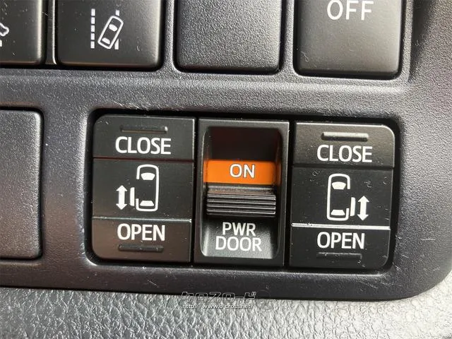 指先ひとつでドアオープン。【ワンアクション両側パワースライドドア】両手がふさがっていても、スイッチひとつでスライドドアが自動解錠&自動オープンします。 トヨタ ノア