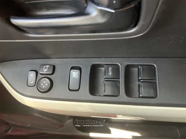 パワーウィンドウのスイッチですよ。運転席に居ながら窓を開け閉めのコントロールできますよ。 スズキ クロスビー