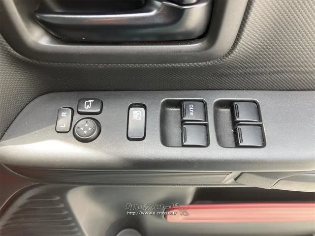 パワーウィンドウのスイッチですよ。運転席に居ながら窓を開け閉めのコントロールできますよ。 スズキ スペーシア