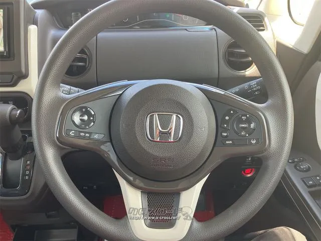 ハンドルの状態が悪いと運転に集中できませんよね。こちらの車、お気軽にお問い合わせ ホンダ N-BOX
