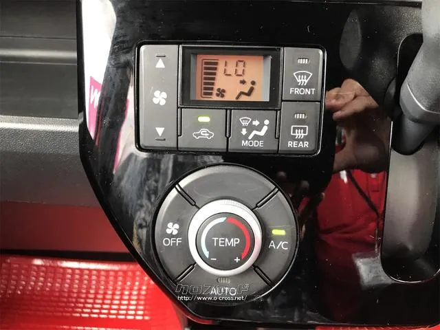 手の届きやすいところで簡単操作ができる空調付き!オールシーズンお好みの温度調節ができます。 ダイハツ ウェイク