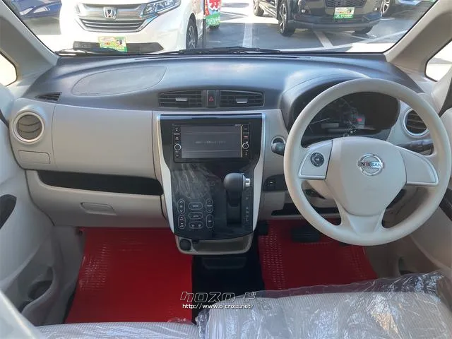 車を運転する際には運転席の存在は欠かせません。なのでしっかりとチェックしたいポイントですね。 日産 デイズ