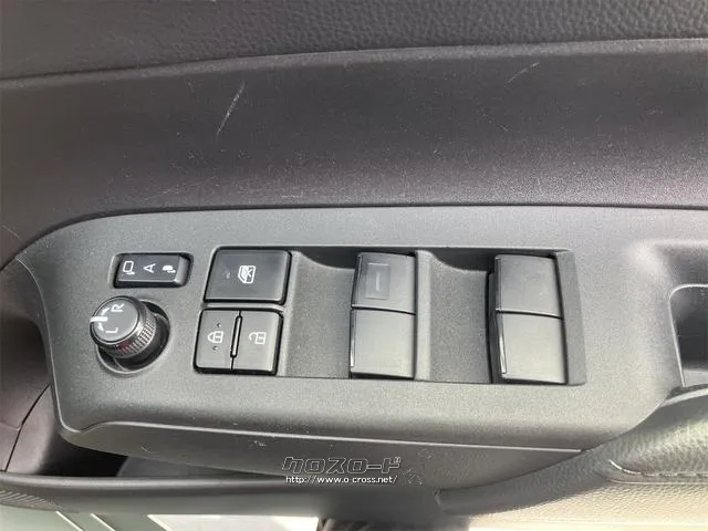 パワーウィンドウのスイッチですよ。運転席に居ながら窓を開け閉めのコントロールできますよ。 トヨタ アクア