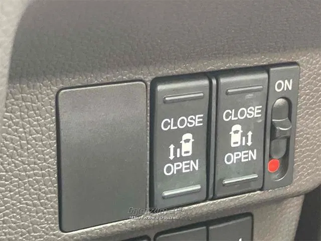 両側電動スライドドア装備!運転席よりボタン一つで開閉可能でございます。 ホンダ フリード