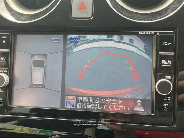 【全方位型モニター】クルマを上空から見下ろしているかのように、直感的に周囲の状況を把握できる全方位型モニター。狭い場所での駐車でも周囲が映像で確認できます。 日産 ノート
