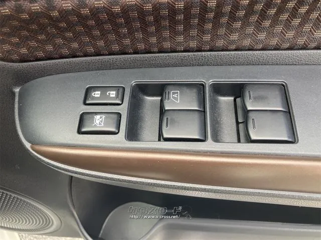 パワーウィンドウのスイッチですよ。運転席に居ながら窓を開け閉めのコントロールできますよ。 日産 ノート