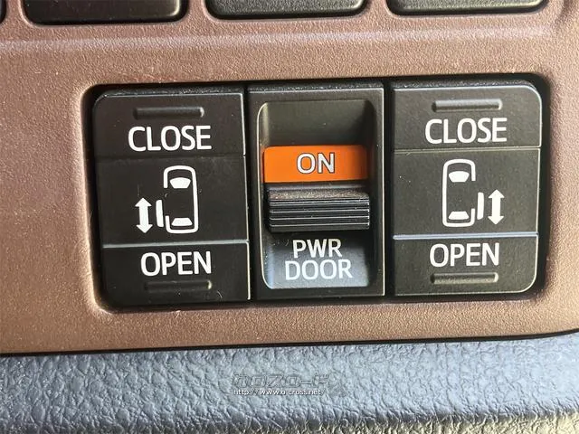 両側電動スライドドア装備!運転席よりボタン一つで開閉可能でございます。 トヨタ エスクァイア