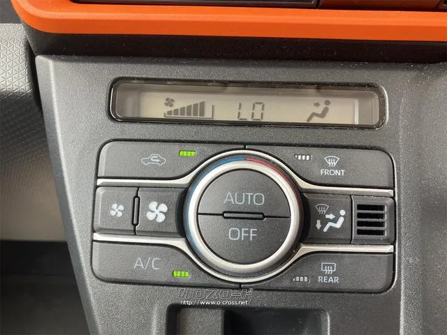 手の届きやすいところで簡単操作ができる空調付き!オールシーズンお好みの温度調節ができます。 ダイハツ タント