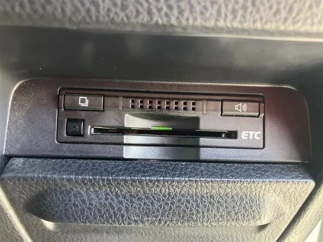 高速走行もスムーズにお支払いが可能な【ETC】ご納車までにセットアップを行い、ご納車時にはご利用いただけるようにいたします。 トヨタ ノア