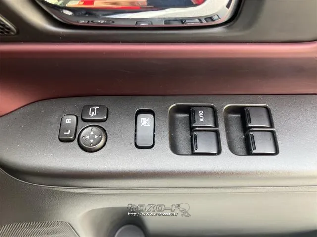 パワーウィンドウのスイッチですよ。運転席に居ながら窓を開け閉めのコントロールできますよ。 スズキ スペーシア