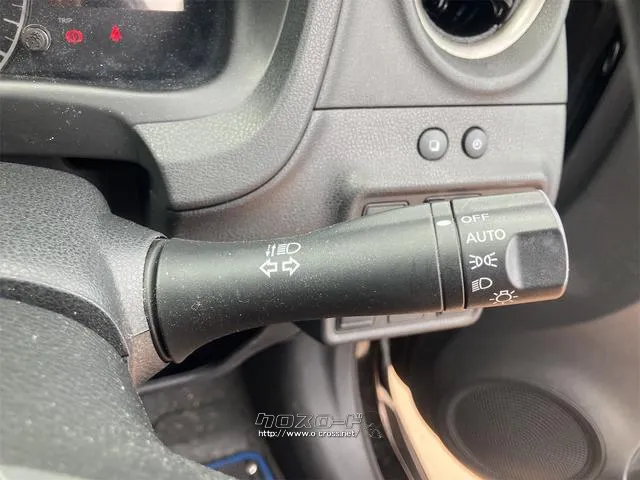 周りが薄暗くなったら自動点灯するオートライトを装備。 日産 ノート