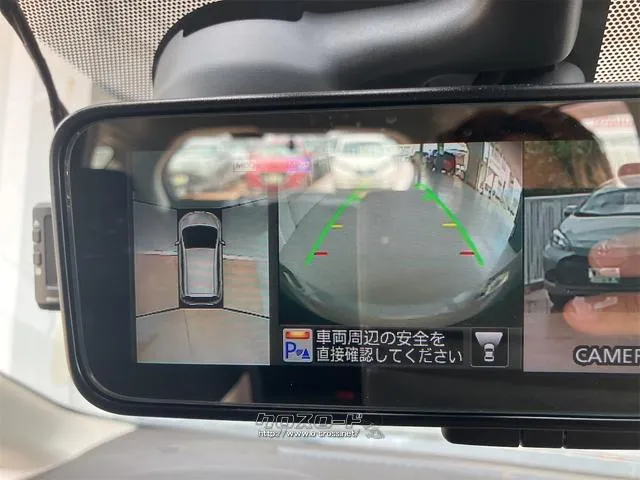 【全方位型モニター】クルマを上空から見下ろしているかのように、直感的に周囲の状況を把握できる全方位型モニター。狭い場所での駐車でも周囲が映像で確認できます。 日産 ノート