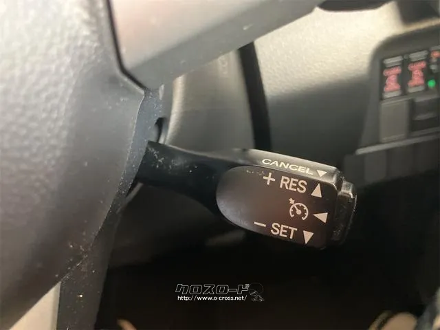 高速道路で便利なクルーズコントロール機能が付いていますよ。速度を設定するとアクセルを踏まなくても一定の速度で走ることができるので足を休ませる事ができますね。 ダイハツ トール