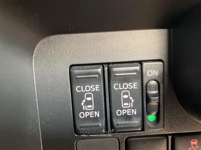 両側電動スライドドア装備!運転席よりボタン一つで開閉可能でございます。 ダイハツ トール