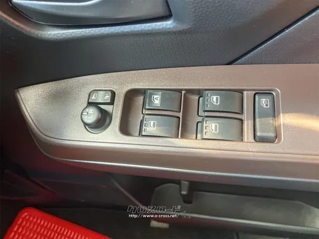 パワーウィンドウのスイッチですよ。運転席に居ながら窓を開け閉めのコントロールできますよ。 ダイハツ トール