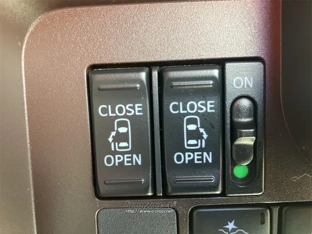 両側電動スライドドア装備!運転席よりボタン一つで開閉可能でございます。 ダイハツ トール