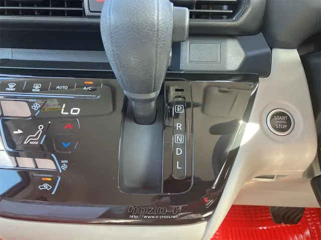 シフトレバー。ぜひ一度お客様の目で確認してください。 日産 ルークス