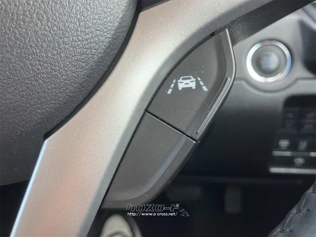 【レーンアシスト】走行中にカメラで車線を認識し、車線を逸脱しそうなときに警報を発したり、さらに進んでステアリング補正を行ったりする機能。 三菱 デリカD:2