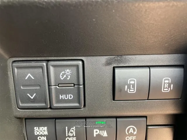 両側電動スライドドア!!荷物で手が塞がるなど簡単にドアの開閉が出来ます!何より力いらずで開閉OK!女性やお年寄りにも優しい。電動機能はOFFにもできますから元気なお子様の駆け出しも安心! 三菱 デリカD:2