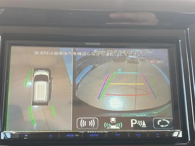 【全方位型モニター】クルマを上空から見下ろしているかのように、直感的に周囲の状況を把握できる全方位型モニター。狭い場所での駐車でも周囲が映像で確認できます。 三菱 デリカD:2