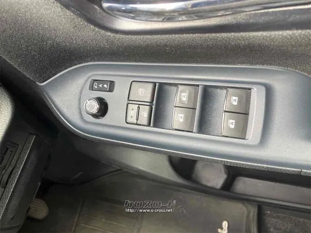 パワーウィンドウのスイッチですよ。運転席に居ながら窓を開け閉めのコントロールできますよ。 トヨタ ノア