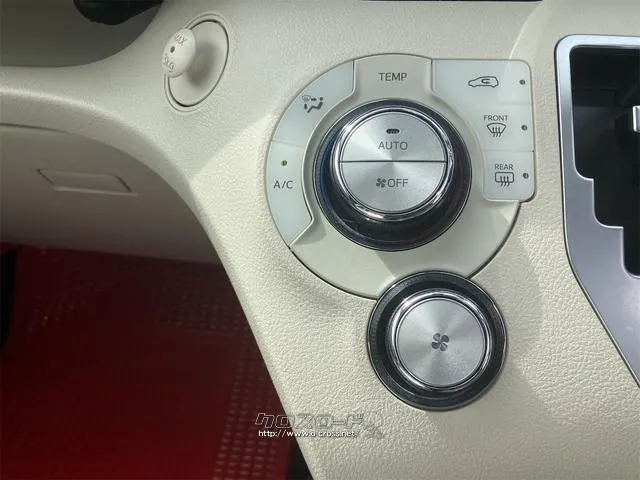 手の届きやすいところで簡単操作ができる空調付き!オールシーズンお好みの温度調節ができます。 トヨタ シエンタ