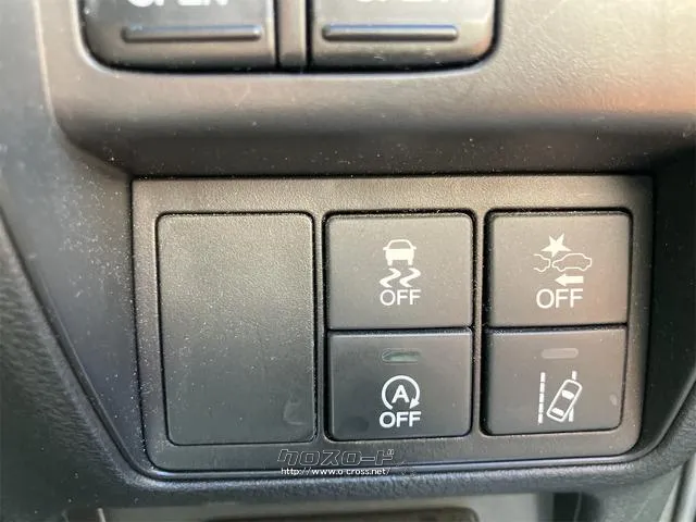 【レーンアシスト】走行中にカメラで車線を認識し、車線を逸脱しそうなときに警報を発したり、さらに進んでステアリング補正を行ったりする機能。 ホンダ オデッセイ