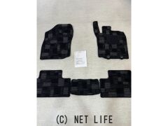 内装品 トヨタ　ライズ　令和1/11～　２WD/4WD共通　新品未使用フロアマット