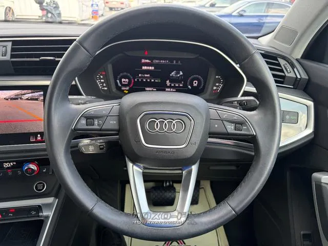 アウディ Q3