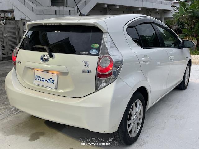 スーパーUVカットガラス(フロントドア)、助手席バニティミラー付サンバイザーを標準装備し、快適性を高めた。 トヨタ アクア