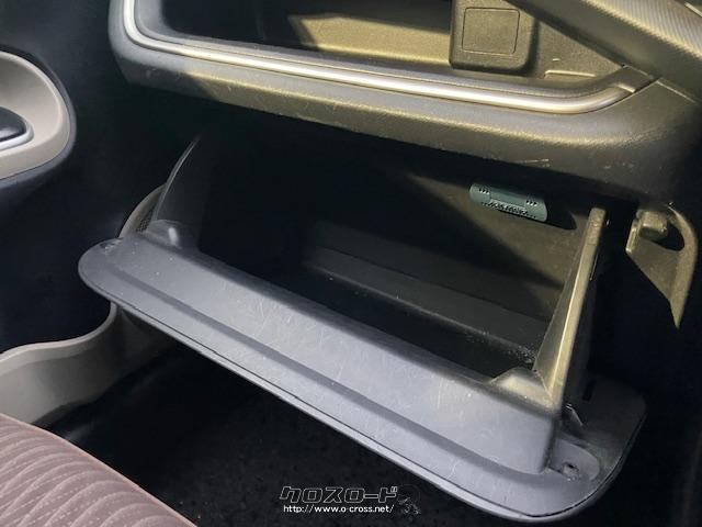 収納が多く、車検証入れなどに最適です。 トヨタ アクア