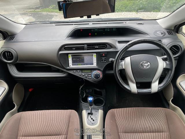 黒、茶色を基調とした内装で落ち着いた雰囲気です。 トヨタ アクア