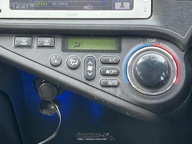 オートエアコン付きで夏でも低燃費走行が可能です。 トヨタ アクア