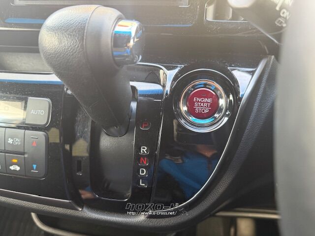シフトレバー、プッシュスタート機能付き。 ホンダ N-WGN