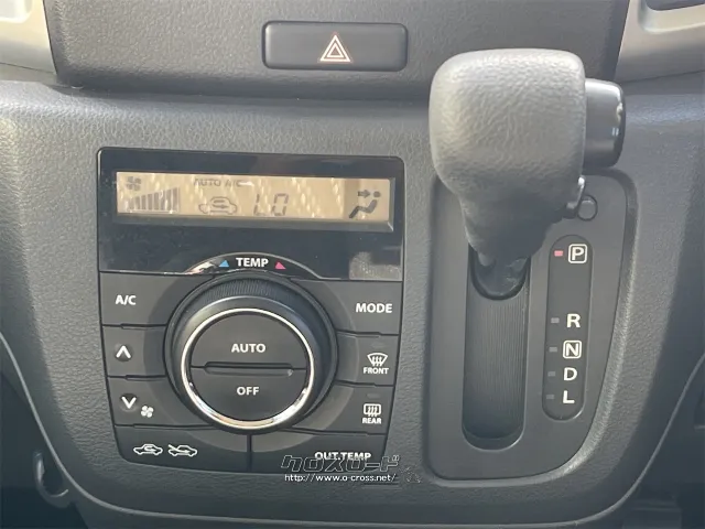 シフトレバー。ぜひ一度お客様の目で確認してください。 スズキ スペーシア