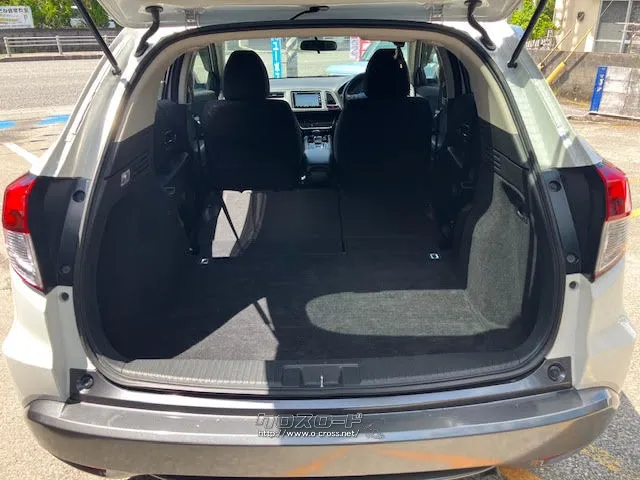 後部座席を倒すことで、さらに収容スペースが広がります。 ホンダ ヴェゼル