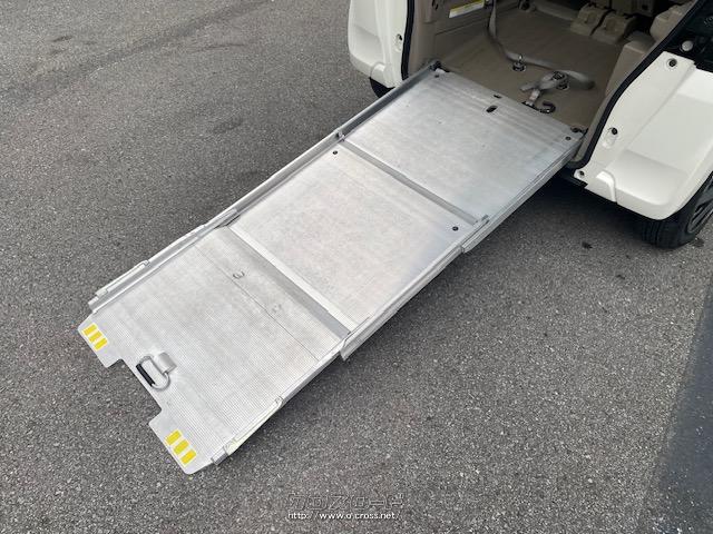 大きさの異なる3つのボードにより多彩な空間アレンジを実現した「マルチスペースシステム」という2つの独創的なアイデアをプラスした。 ホンダ N-BOX+