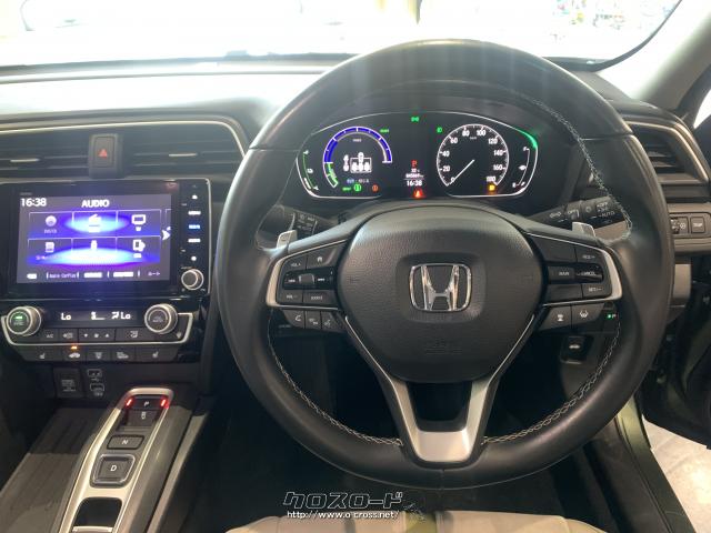 パネル全体をシンプルな面と線で構成し高品位な見え方を実現。贅沢に配したソフトパッド徹底的な精度管理で実現したWステッチ、先進デバイスを使いやすく配置したセンターコンソール等上質なおもてなし空間を表現。 ホンダ インサイト