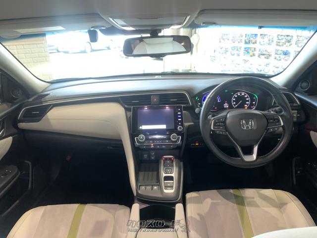 アイボリー基調の内装で華やかさを強調し、アイボリー×グリーンコンビシート(本革×ウルトラスエード)や専用リアバンパーロアーガーニッシュ(ダーククロームメッキ)などを装備。 ホンダ インサイト