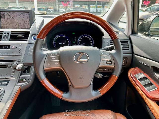 内装では、ブラウンをベースとし高級感のある室内空間を実現した。 レクサス HS