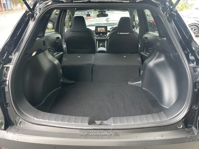 後席を倒すと大きなものも詰め込めます トヨタ カローラクロス